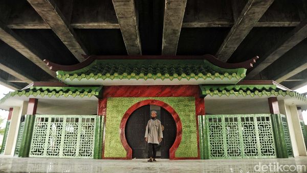 Musala Keren Bergaya Tiongkok di Kolong Tol