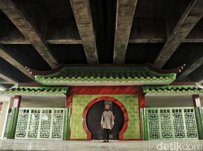 Musala Keren Bergaya Tiongkok di Kolong Tol