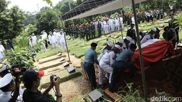Proses Pemakaman Amoroso Katamsi, Kantung Mata Dian Sastro Terlihat