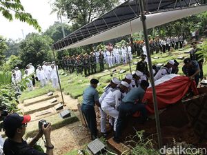 Jenazah Amoroso Katamsi Dimakamkan Secara Militer Jenazah Amoroso Katamsi Dimakamkan Secara Militer