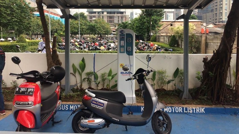 Ramai-ramai Ngecas Motor Listrik Malam-malam, PLN Bisa Untung