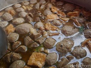 Menjajal Bakso Gondrong yang Terkenal di Tebet Menjajal Bakso Gondrong yang Terkenal di Tebet