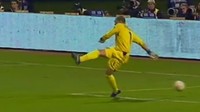 Blunder Paul Robinson mungkin yang paling diingat. Di laga kualifikasi Piala Eropa 2008 antara Timnas Inggris vs Kroasia, Robinson gagal menendang bola backpass Gary Neville sehingga masuk ke gawang sendiri. (Foto: Screenshots Youtube)