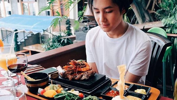 Mengintip Gaya Makan Bersama Anak Tamara Bleszynski, Teuku Rassya yang Ganteng