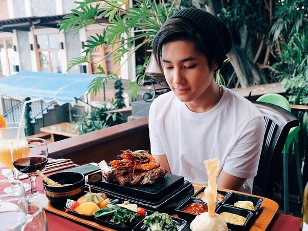 Mengintip Gaya Makan Bersama Anak Tamara Bleszynski, Teuku Rassya yang Ganteng