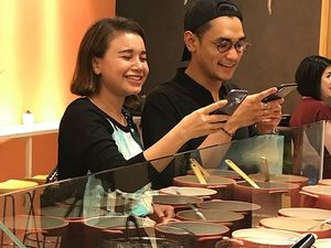 Konser 1 Dekade, Afgan Beberkan Kisah Cinta dengan Rossa di Atas Panggung?