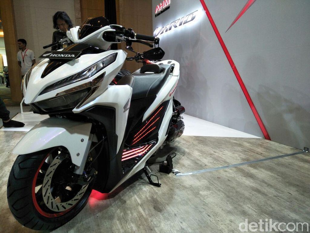 Si Putih Honda Vario Low Rider Nan Futuristik Si Putih Honda Vario Low Rider Nan Futuristik