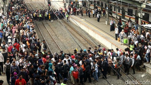 Ngeri! Penumpang di Stasiun Duri Mirip Antrean Mudik Lebaran