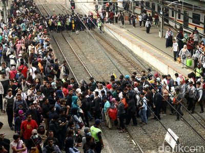 Ngeri! Penumpang di Stasiun Duri Mirip Antrean Mudik Lebaran