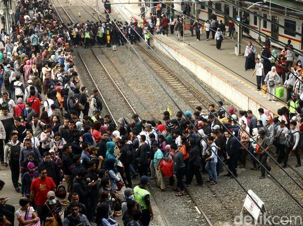 Ngeri! Penumpang di Stasiun Duri Mirip Antrean Mudik Lebaran