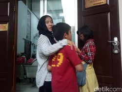 Akan Bacakan Pledoi, Aa Gatot Brajamusti Ditemani Anak & Istri
