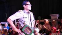 Gaya Sandiaga Lenggak-lenggok Bak Model Promosikan Tas Ende