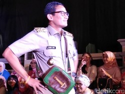 Promosikan Tas Ende, Sandiaga Mendadak Jadi Model