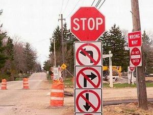 Petunjuk Jalan Ini Bikin Emosi Petunjuk Jalan Ini Bikin Emosi