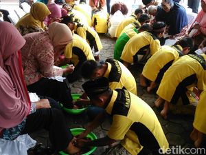 Cucuran Air Mata Ketika Para Napi Anak Membasuh Kaki Ibunya