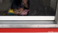 Menumpuk di Stasiun, Berdesakan di Kereta