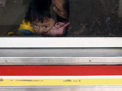 Menumpuk di Stasiun, Berdesakan di Kereta