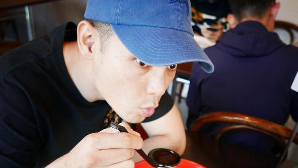 Ganteng dan Family Man, Begini 10 Pose Ben Kasyafani Bersama Makanan