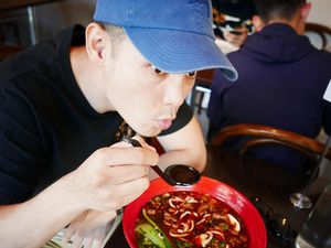 Ganteng dan Family Man, Begini 10 Pose Ben Kasyafani Bersama Makanan