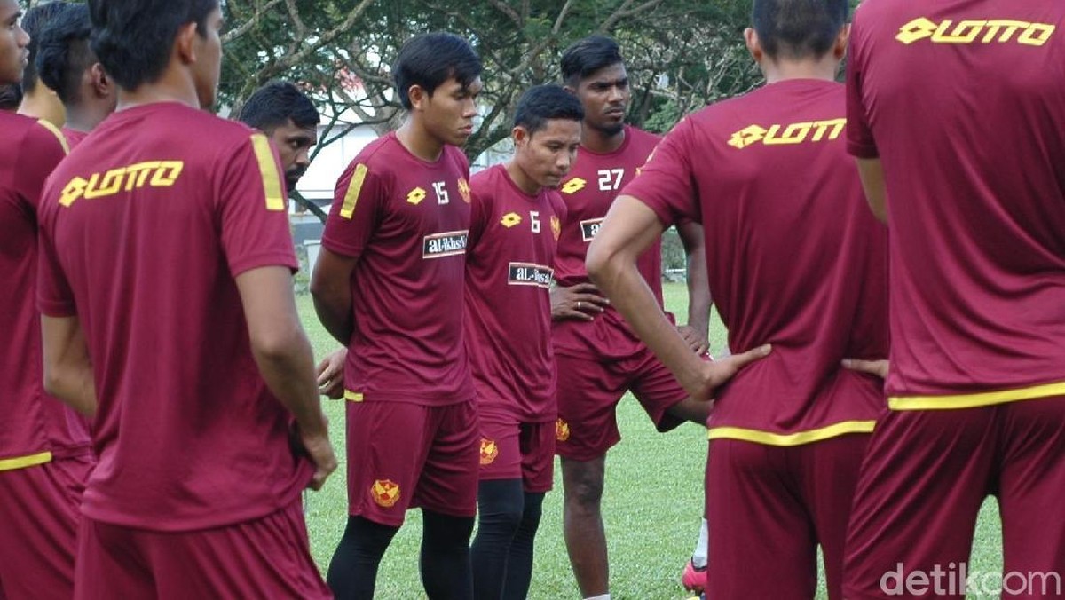 Evan Dimas Darmono di tengah-tengah skuat Selangor FA. (Foto: Lucas Aditya/detikSport)