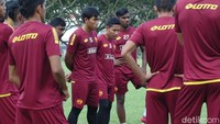 Sesi latihan sore itu berlangsung sekitar satu jam. Evan Dimas dkk melakukan briefing dahulu sebelum meninggalkan lapangan. (Foto: Lucas Aditya/detikSport)