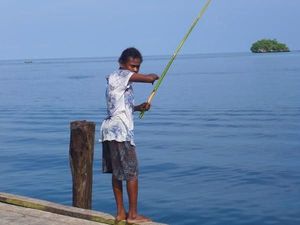 Bahagianya Mancing Bareng Anak-anak Raja Ampat