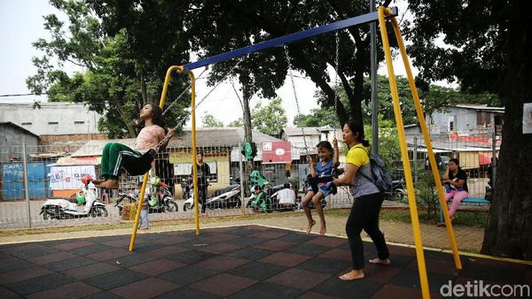 Asyiknya Bermain di RPTRA Pesona Manggarai