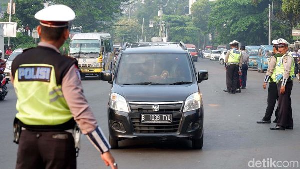 Pemberlakuan Ganjil Genap di Pintu Tol Cibubur 2