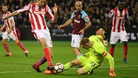 Joe Hart membuat blunder ketika West Ham United mengadapi Stoke City akhir pekan lalu. Ia gagal menangkap bola dengan baik yang kemudian membuat Peter Crouch mencocornya masuk ke gawang. (Foto: Mike Hewitt/Getty Images)