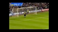 Di laga melawan Birmingham, kiper Aston Villa Peter Enckleman membuat blunder dengan gagal menahan bola saat menerima umpan lemparan ke dalam rekannya. Bola pun masuk ke gawang sendiri. (Foto: Screenshots Youtube)