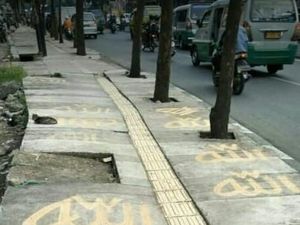 Penampakan Trotoar di Bandung yang Sempat Bertuliskan Allah Penampakan Trotoar di Bandung yang Sempat Bertuliskan Allah