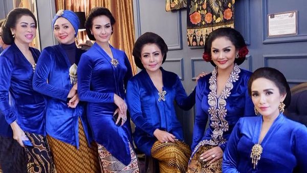 Sambut Hari Kartini, Geng Krisdayanti Cantik Arisan Berkebaya