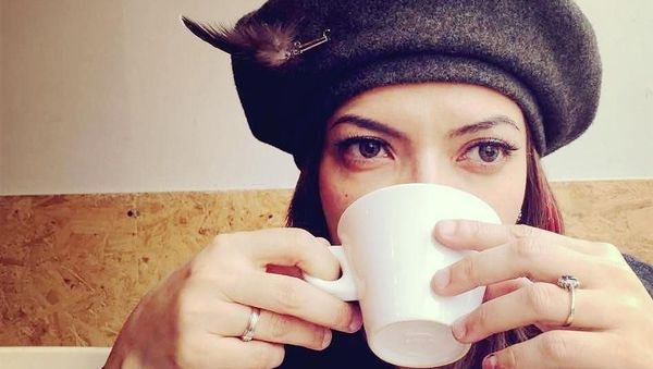 Begini Gaya Najwa Shihab Saat Menghirup Teh dan Menyantap Nasi Kapau