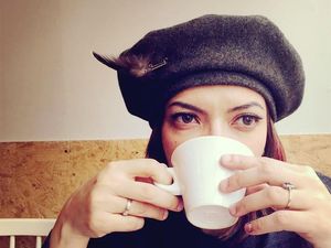 Begini Gaya Najwa Shihab Saat Menghirup Teh dan Menyantap Nasi Kapau