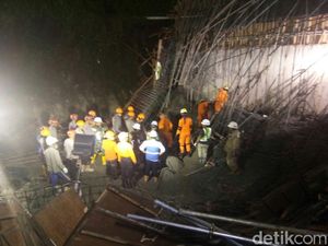 Seorang Pekerja Proyek Jalan Runtuh di Manado Dievakuasi
