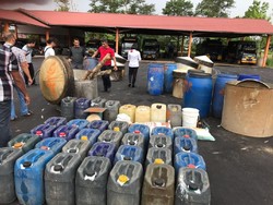 Polisi Gerebek Dusun Produsen Arak di Kalbar, Puluhan Drum Disita