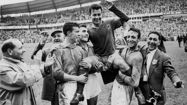 l'attaquant franÃais Just Fontaine est portÃˆ en triomphe par ses coÃˆquipiers Yvon Douis, AndrÃˆ Lerond et Jean Vincent (de G â€¡ D) aprÃ‹s avoir marquÃˆ 4 buts contre l'Allemagne, le 28 juin 1958 â€¡ GË†teborg, lors du match comptant pour la 3e place de la Coupe du monde de football. La France a battu l'Allemagne 6 buts â€¡ 3. Au cours de la compÃˆtition, Just Fontaine a marquÃˆ 13 buts, Ãˆtablissant un nouveau record pour une seule Coupe du monde. 

French forward Just Fontaine is carried off the field by his teammates (from L) Yvon Douis, Andre Lerond and Jean Vincent after scoring four goals against West Germany 28 June 1958 in GË†teborg during the Soccer World Cup match for 3rd place. France beat West Germany 6-3 with the help of Fontaine, who finished the tournament with 13 goals, the most-ever scored in one World Cup.     / AFP PHOTO / STAFF