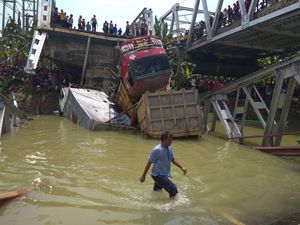 Pemotor yang Tercebur saat Jembatan Babat Ambrol Selamat