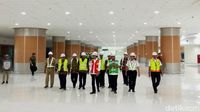 Pakai Rompi Proyek, Jokowi Blusukan di Bandara Kertajati