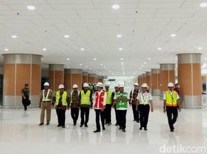 Pakai Rompi Proyek, Jokowi Blusukan di Bandara Kertajati
