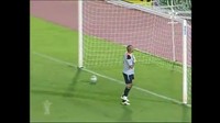Ini blunder paling konyol yang pernah terjadi. Kiper FAR Rabat Khalid Askri terlalu terlena usai menepis tendangan bebas pemain MAS FEZ. Perayaannya membuatnya lupa kalau bola masih bergulir dan perlahan masuk ke gawangnya. (Foto: Screenshots Youtube)
