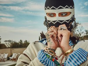 Gaya Glamor Rihanna Berpenutup Kepala Penjahat di Coachella, Yay or Nay?