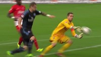 Kiper Freiburg Oliver Baumann melakukan blunder ketika menghadapi Hamburg. Dia melakukan tiga kali blunder sekaligus di laga itu, dengan dua blunder terjadi dengan cara yang sama yakni maju ke depan namun gagal membuang bola. (Foto: Screenshots Youtube)