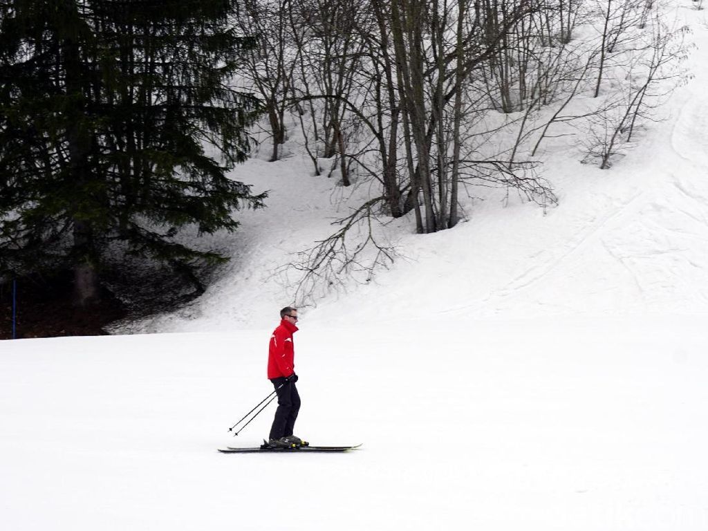 Tak Bisa Main Ski di Resor, Warga Korsel Seluncuran di Dekat Rumah Saja