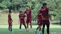 Evan Dimas sudah membaur dengan pemain The Red Giants lainnya. Dia bersenda gurau dengan Willian Pacecho. (Foto: Lucas Aditya/detikSport)