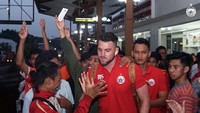 Striker Macan Kemayoran, Marko Simic, laris manis. Dia juga diajak tos oleh salah satu fans. Istimewa/Persija.