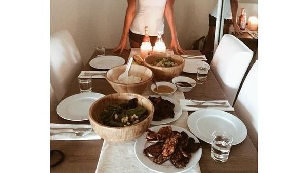 Cantiknya Diva Pop Agnes Mo Saat Ngopi dan Bikin Pancake