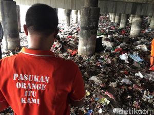Lautan Sampah di Kolong Tol Priok Susah Dibersihkan