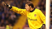 Stuart Taylor. Ia menjadi bagian tim Arsenal yang menjuarai musim 2001/2002 lalu masuk skuat Manchester City yang berjaya musim 2011/2012. Karena tidak tampil satu kali pun saat City juara, satu medali juaranya didapat bersama Arsenal. (Foto: Ross Kinnaird/ALLSPORT)
