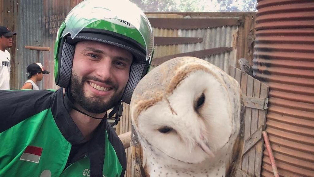 Pesona Ojek Bule nan Ganteng yang Bikin Wanita Rela Diantar Kemanapun Pesona Ojek Bule nan Ganteng yang Bikin Wanita Rela Diantar Kemanapun